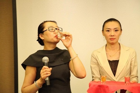 碧华集团董事长孔军亲自喝下了公司研发的三款空气治理产品