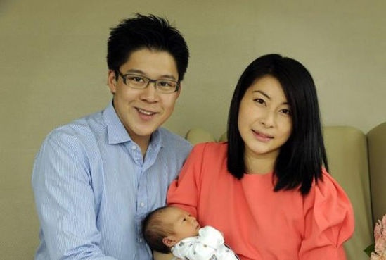 郭晶晶抱儿子霍启刚护驾 婆婆为儿买家具