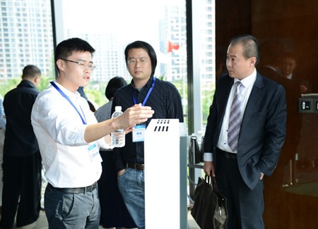 Dephina中国技术服务中心产品总监陈伟君先生现场解释新风净化机工作原理