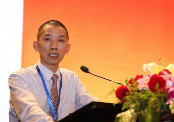 图说：广东省湖北松滋商会2014年度轮值会长、杨格锁业董事长杨官贵发表讲话。