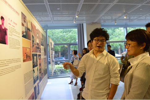 图：获奖设计师王斌(左)在向特邀策展人戴春女士(右)介绍自己的设计理念