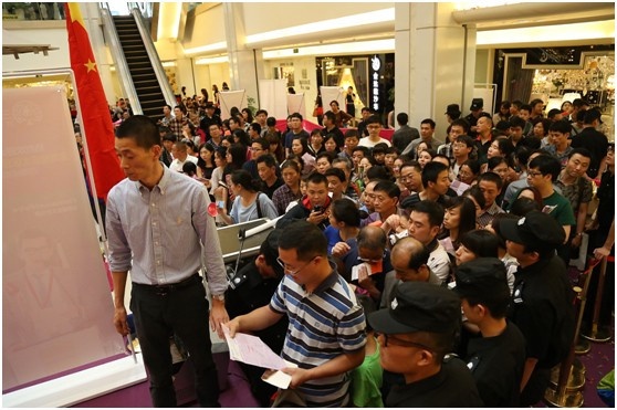 蓉城消费者购买热情空前高涨，等候总裁签售的队列几度失控
