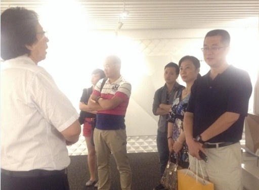 中孚泰设计院院长刘伟平(左一)向参观人员介绍大剧院设计项目