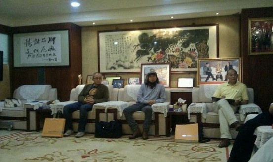 深装集团设计院院长吴磊(中)、中装协助理秘书长马仁俊(右一)、巴洛克林福利(左一)友好交流
