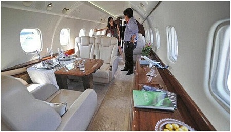 图片为影视明星成龙的私人飞机枫木材质内饰