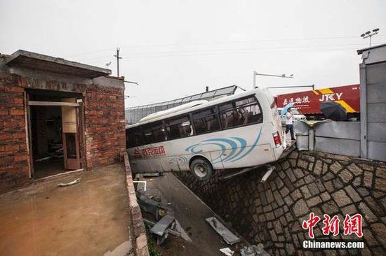 福建泉州客车飞撞民房后悬半空