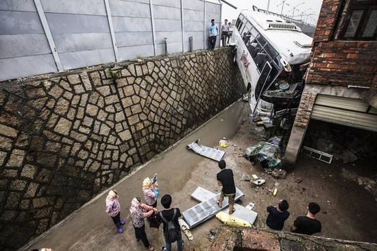 福建泉州客车飞撞民房后悬半空