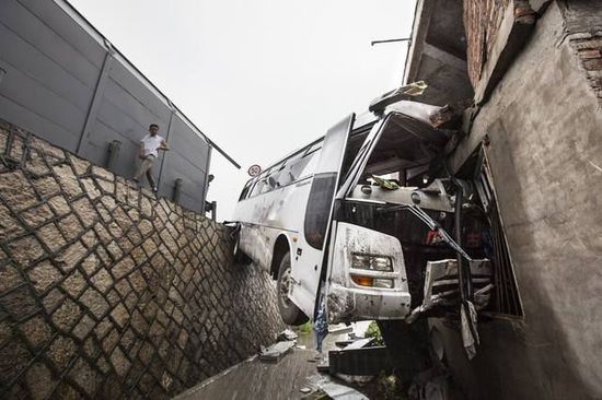 福建泉州客车飞撞民房后悬半空