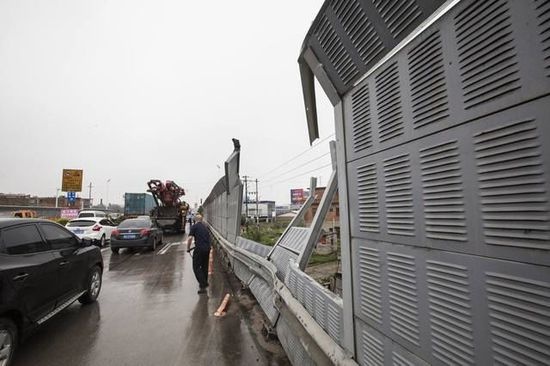 福建泉州客车飞撞民房后悬半空