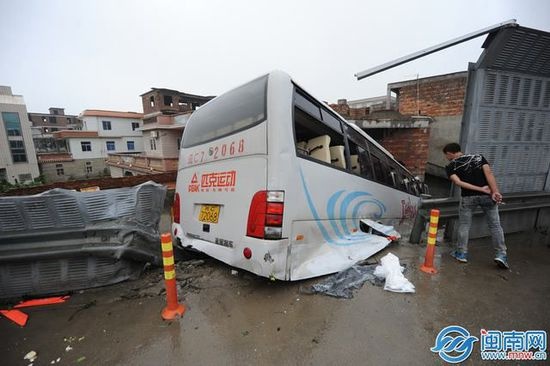 福建泉州客车飞撞民房后悬半空