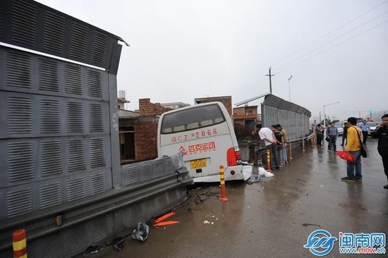 福建泉州客车飞撞民房后悬半空