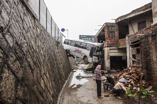 福建泉州客车飞撞民房后悬半空