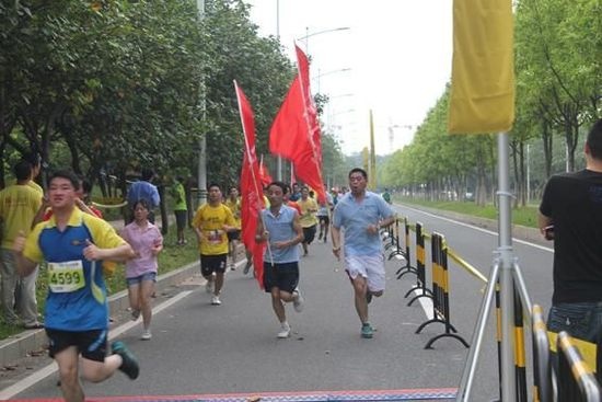 柯拉尼参与“2014年东莞城市乐跑赛”