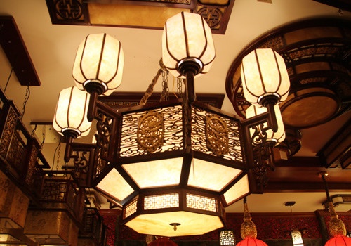 图3、万隆汇洋丽都中式馆的中式吊灯，飞檐造型气势恢弘。