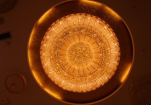 图2、万隆汇洋新发鸿业水晶馆的吸顶灯，颇具奢华幻彩效果。