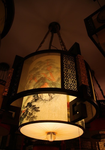 图4、万隆汇洋丽都中式馆的中式吊灯，刻着金色祥云，手绘山水画，如同艺术品。