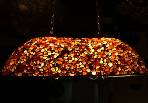图5、万隆汇洋田园艺苑展厅的摇篮造型吊灯，天然玛瑙石为材料尽显美感。