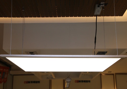 图8、万隆汇洋西顿照明展厅的轻薄格栅灯，可嵌装、吸顶装或吊装，体现多功能性。