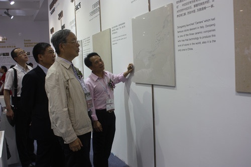 中国建筑材料联合会名誉会长张人为（右二）一行莅临参观东鹏展位