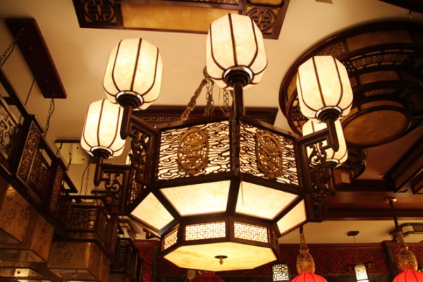 万隆汇洋丽都中式馆的中式吊灯，飞檐造型气势恢弘（图三）