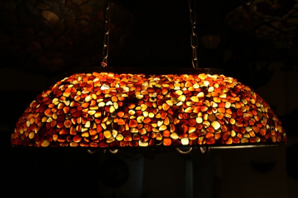 万隆汇洋田园艺苑展厅的摇篮造型吊灯，天然玛瑙石为材料尽显美感（图五）