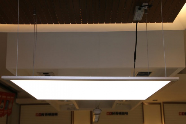 万隆汇洋西顿照明展厅的轻薄格栅灯，可嵌装、吸顶装或吊装，体现多功能性