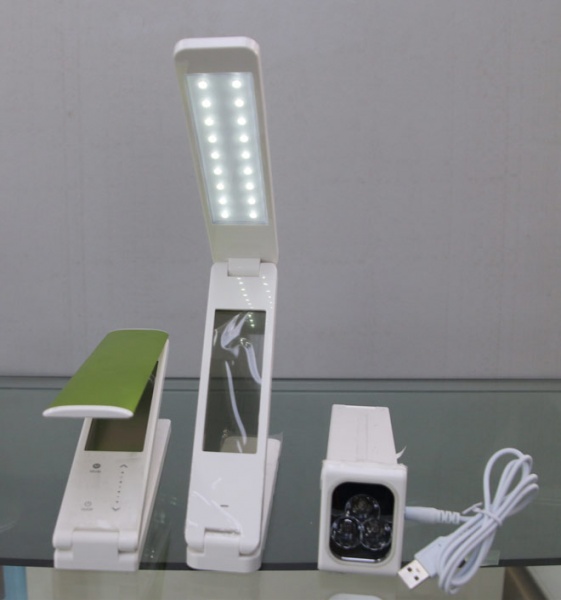 万隆汇洋欧美照明展厅里的折叠灯，可做闹钟或手电筒（图九）