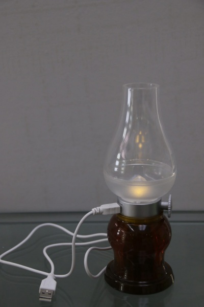 万隆汇洋欧美照明展厅的吹控怀旧灯，模仿煤油灯造型，用嘴吹或手拍可以控制灯的亮与灭（图十）