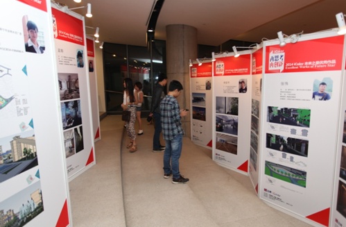 学生驻足观看优秀学生作品展演