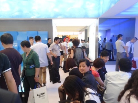 第19届上海厨卫展首日，酷暑难挡人们观展热情。