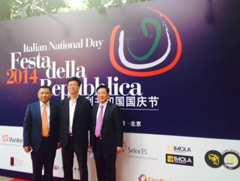 意大利IMOLA陶瓷集团中国区董事会成员合影：总裁张有利（中）、副董事长高胜利（右）、董事吴海刚（左）