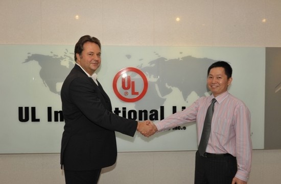 UL 家具业务全球总经理Alberto Uggetti和新东方国际认证测试服务中心总经理萧克铭