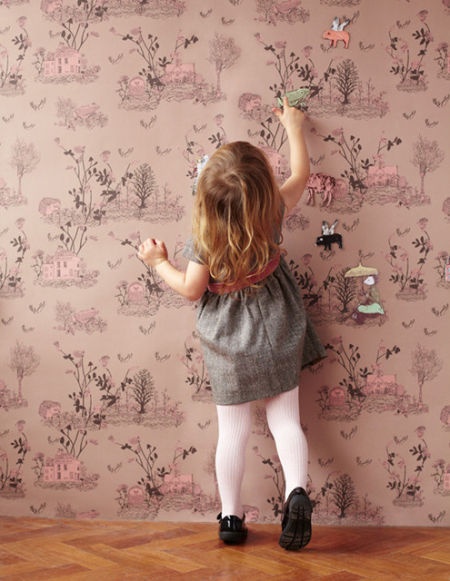 充满童趣的磁性墙纸是小萝莉的最爱