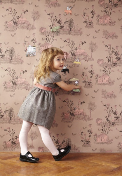 充满童趣的磁性墙纸是小萝莉的最爱