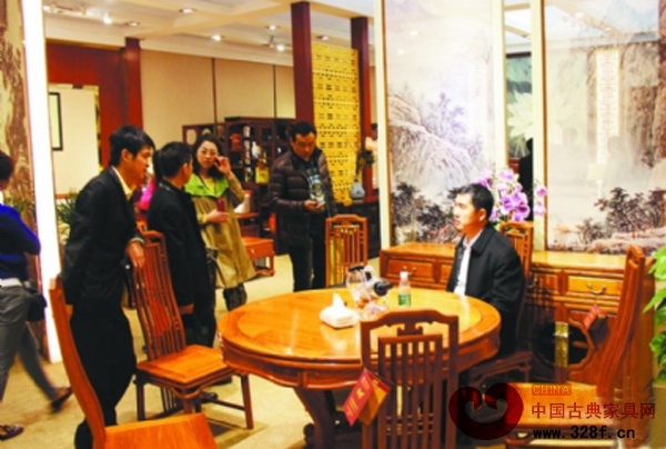 东成红木天津塘沽专卖店内，选购家具的客人络绎不绝