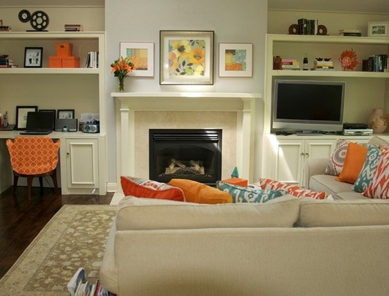 以橘色为亮点的家居设计，装饰画也同色选用阳光的色彩。