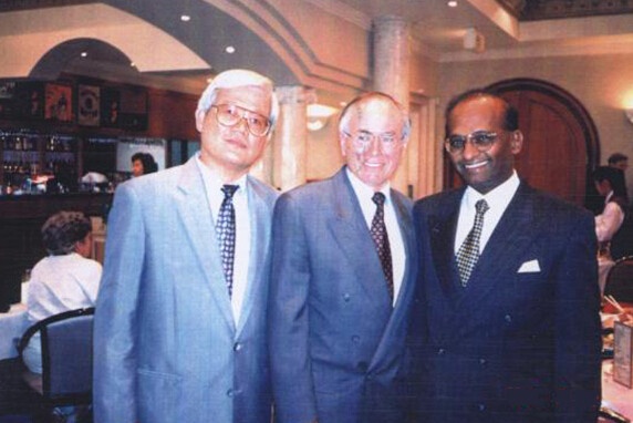 家宁国际创始人威廉先生(左)曾经的澳洲总理霍华德(中)印尼富商(右)