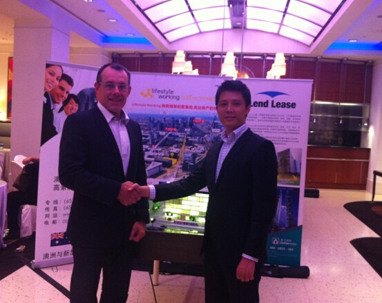  家宁国际中国区董事长Adrian Chen(右)澳洲最大上市开发商Lend Lease项目负责人(左)