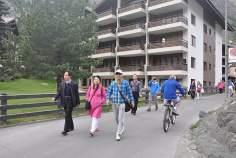践行绿色环保理念，中国家居业代表团步行进入小镇