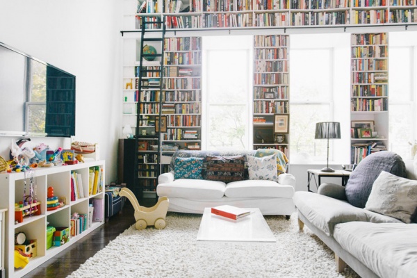 拥有整面书墙的高挑公寓 最梦幻的家居空间