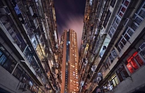 组图：法国摄影师仰拍香港“楼房森林”