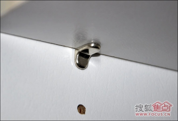 衣柜层板托采用不锈钢制造