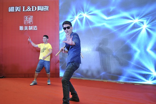 “李小龙”扮演者陈国坤在现场表演，并为大家送出签名足球