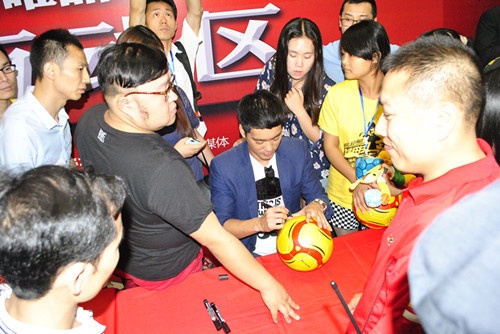 “李小龙”扮演者陈国坤在现场表演，并为大家送出签名足球