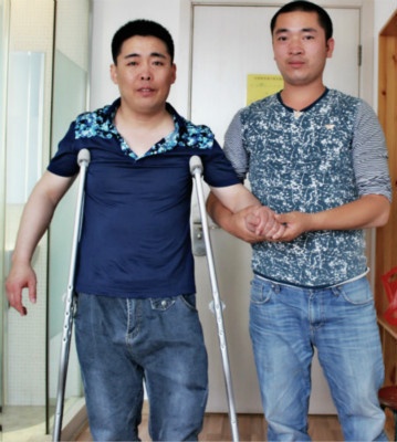 左为受害人肖桂庆(资料图)