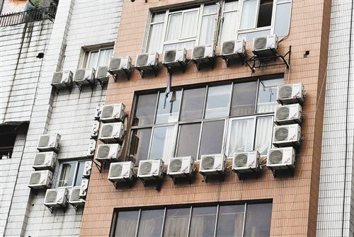 城市中布满了大大小小的各种空调室外机,不知有多少用户中了安装陷阱。记者 郑宇 摄