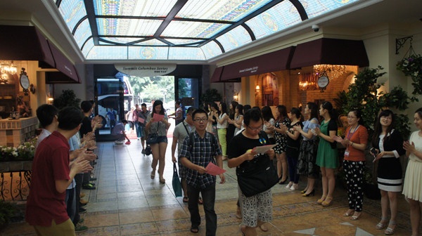 深圳顾客到达萨米特陶瓷展厅