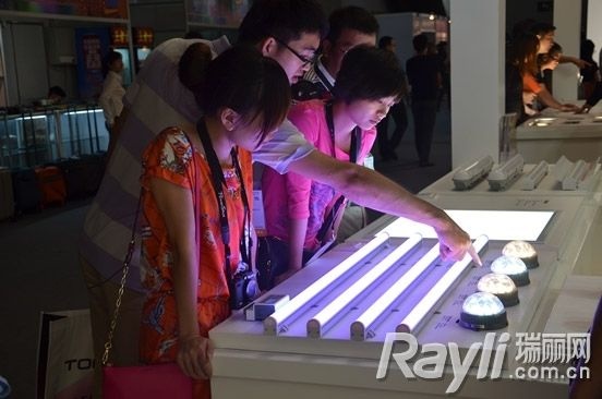 三雄·极光还展示一批可调光调色的智能化LED特色产品，包括面板灯、筒灯、射灯等多款产品