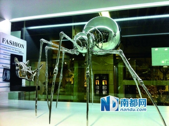 蜘蛛摆件因不锈钢的反现实现代材质而拥有前卫气息。