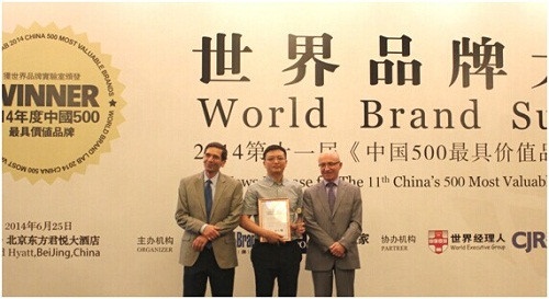惠达卫浴副总裁杜国锋领取中国500最具价值品牌证书